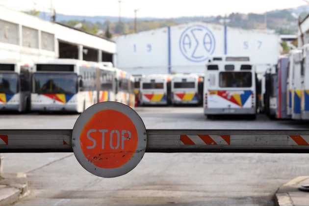 Αλληλοκατηγορίες για το ποιος φταίει και δεν κυκλοφόρησαν τα λεωφορεία