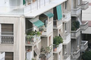 Παζαρεύουν τα νέα όρια κυβέρνηση και θεσμοί
