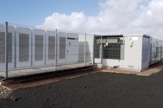 Συζητήσεις με την Tesla για τις ενεργειακές ανάγκες μικρών νησιών