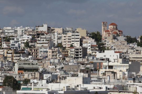 Παζάρι για τα σπίτια με τραπεζίτες και θεσμούς