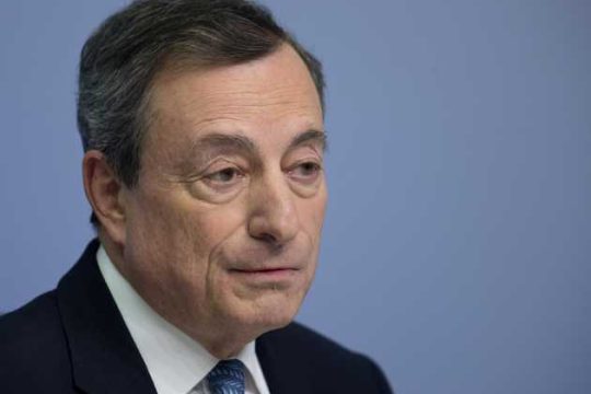 Ντράγκι: «Τον νου σας μην επιβαρύνετε τις τράπεζες με τα “κόκκινα” δάνεια…»