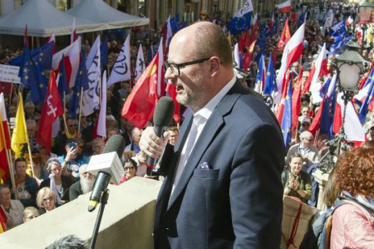 Υπέκυψε Πολωνός δήμαρχος μετά από επίθεση με μαχαίρι