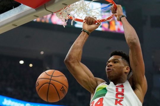 Οι ασταμάτητοι Μπακς και το μήνυμα του Greek Freak