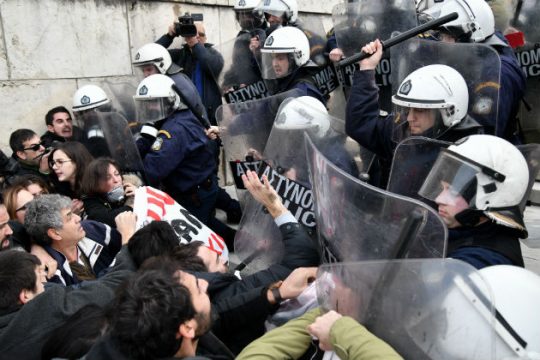 Το υπ. Παιδείας καταδικάζει την επίθεση αστυνομικών εναντίον εκπαιδευτικών