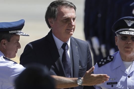 Ο Μπολσονάρο χαλαρώνει τη νομοθεσία για τα όπλα