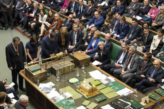 Η Τερέζα Μέι αντιμέτωπη με την πρόταση δυσπιστίας