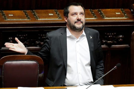 Κάνει τα «στραβά μάτια» για κατάληψη νεοναζί