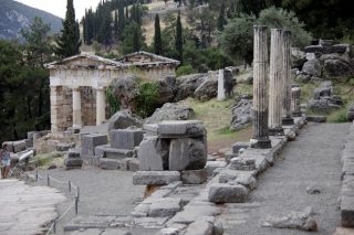 Για τη βεβήλωση του τοπίου των Δελφών