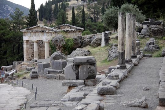 Για τη βεβήλωση του τοπίου των Δελφών