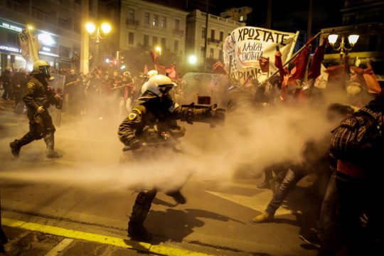 Εκατοντάδες διαδηλωτές στα Προπύλαια