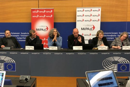 DiEM25 ενάντια στο «αποτυχημένο κατεστημένο των Βρυξελλών»