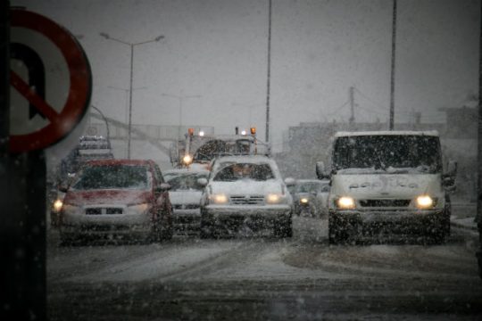 Επιμένει ο χιονιάς, αποκλεισμένα χωριά και προβλήματα στους δρόμους
