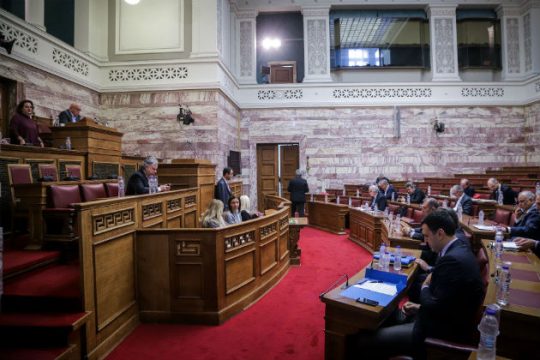 Η «μάχη» των Πρεσπών στην Επιτροπή της Βουλής [Live]