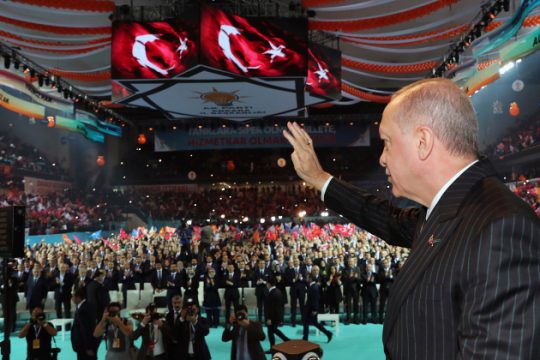 «Θα ρίξω τους Έλληνες στη θάλασσα»