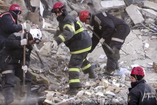 Πάνω από 30 θάφτηκαν στη ρωσική πολυκατοικία