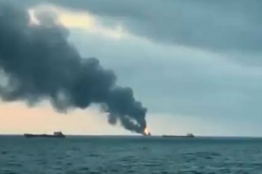 Τουλάχιστον 10 νεκροί από φωτιά σε δύο πλοία στην Κριμαία