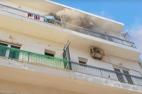 Λασίθι: Στο νοσοκομείο δύο άτομα από φωτιά σε πολυκατοικία