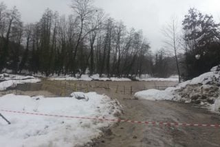 Αποκλεισμένα χωριά και φόβοι για πλημμύρες στη δυτική Φθιώτιδα