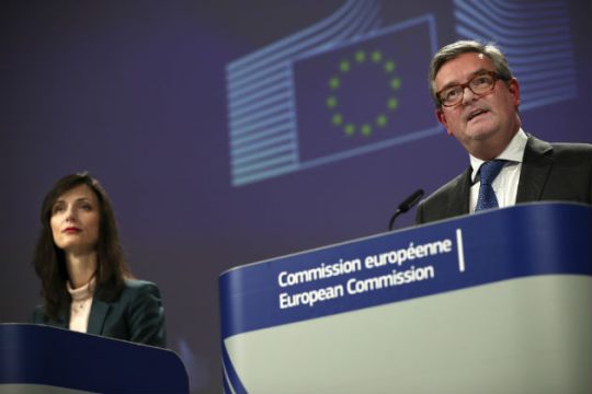 Η Κομισιόν καλεί τους διαδικτυακούς γίγαντες σε αγώνα κατά των fake news
