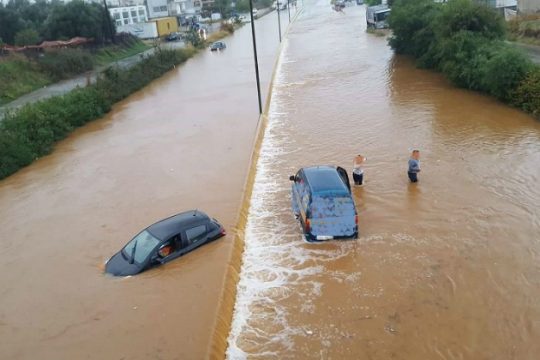 Κακοκαιρία στη Κρήτη – Κινδύνεψε οδηγός στα Χανιά