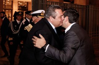 «Κακοστημένη παράσταση και φαρσοκωμωδία»