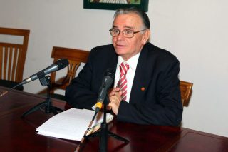 Αφοσιωμένος στην επιστήμη και την εκπαίδευση