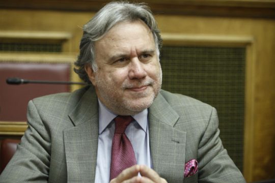 «Να μη σύρεται από άλλες δυνάμεις»