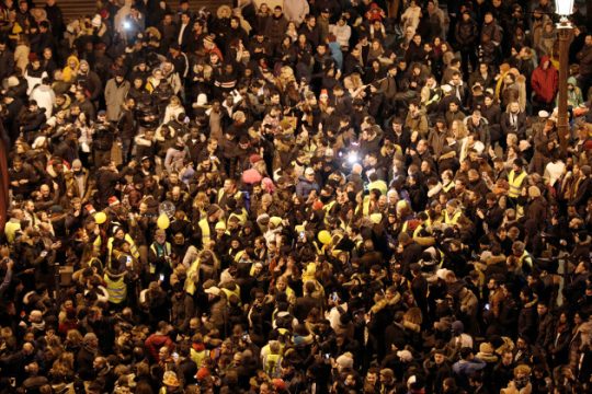 Στους δρόμους ξανά τα «κίτρινα γιλέκα»
