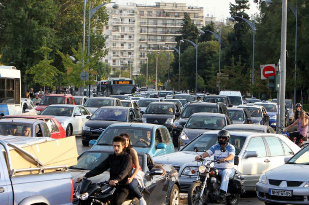 Καραμπόλα με αυτοκίνητα και λεωφορείο σε γέφυρα του Κορδελιού