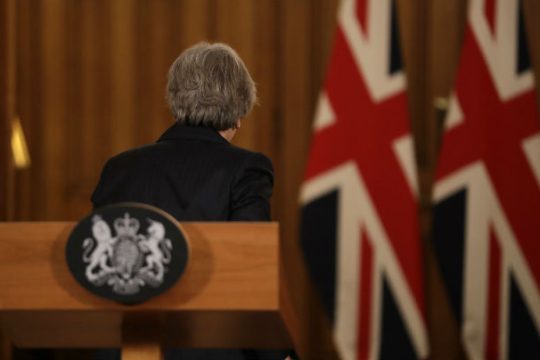 Μετέωρη η Τερέζα Μέι, θολό το Brexit