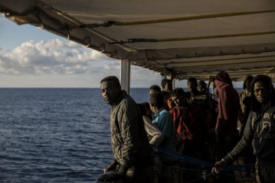 Μια Ένωση 27 χωρών διαβουλεύεται την τύχη 49 ανθρώπων