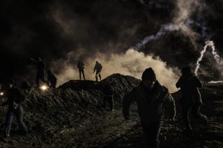 Παραθαλάσσιο «ρεβεγιόν» με δακρυγόνα