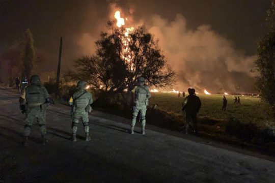Δεκάδες θύματα από έκρηξη πετρελαιαγωγού στο Μεξικό
