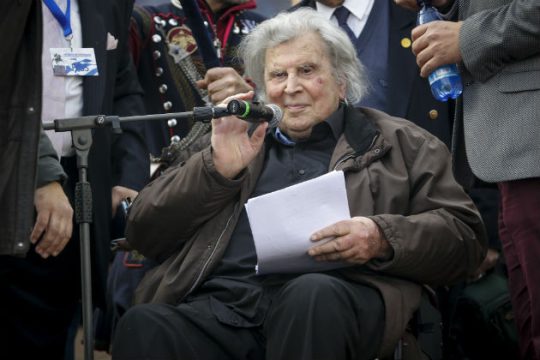 Ανοιχτή επιστολή Μίκη σε βουλευτές και διαδηλωτές