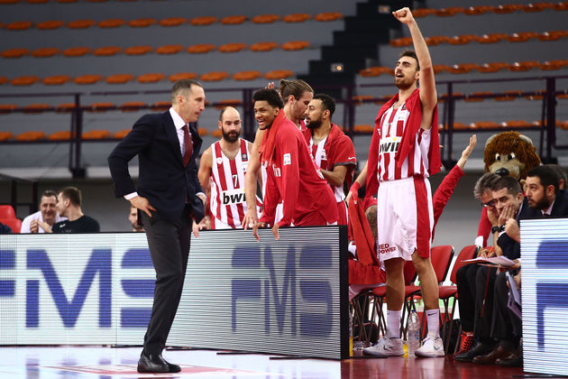 Ο Μιλουτίνοφ λύνει τα χέρια του Μπλατ