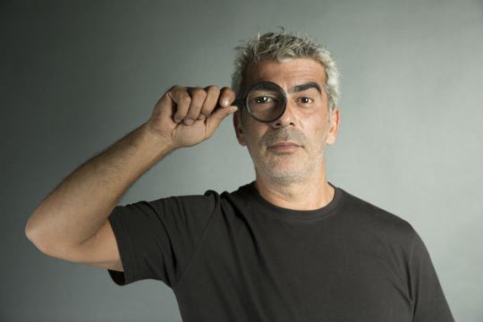 Ο Δημήτρης Μυστακίδης ερευνά τα εγκλήματα στο ρεμπέτικο