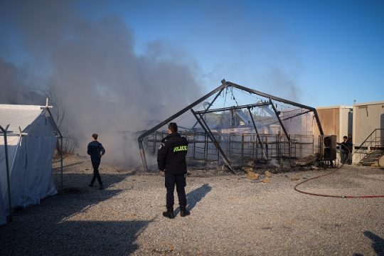 Φωτιά έκαψε μεγάλη σκηνή στη Μόρια