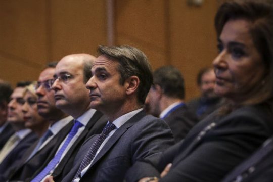 Πρόταση μομφής και… διάλογος