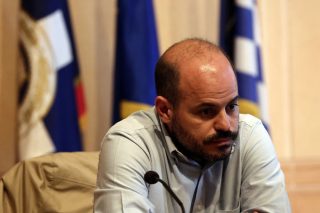 Παραίτηση με αιχμές