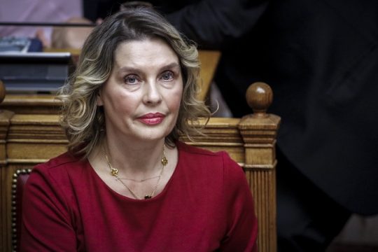 Πολιτικοί εκβιασμοί και απειλές από παρακρατικά κέντρα σε βουλευτές