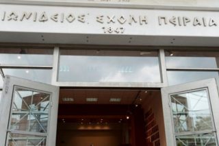 Πτώση σοβάδων από το ταβάνι στο ιστορικό σχολείο