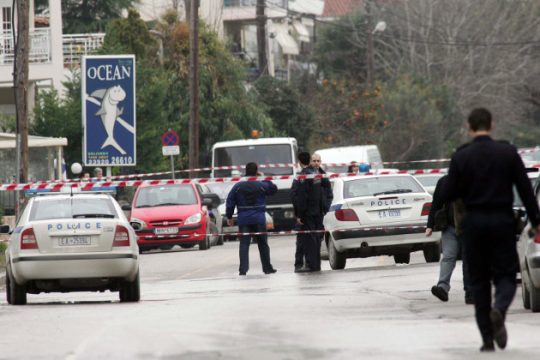 Παραδόθηκε ο άνδρας που απειλούσε να βάλει φωτιά μέσα σε τράπεζα