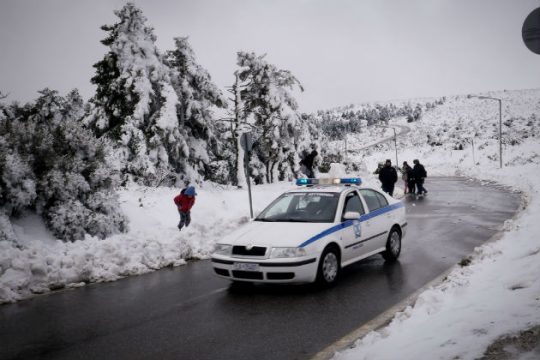 Επιχειρήσεις απεγκλωβισμού λόγω χιονιά στη Χίο