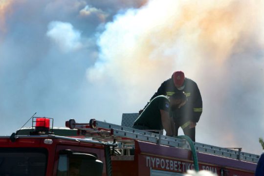 Απεγκλωβισμός άνδρα από την οροφή φλεγόμενου συνεργείου