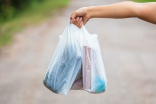 Ελλείμματα στον «πόλεμο» κατά της πλαστικής σακούλας