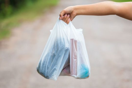 Ελλείμματα στον «πόλεμο» κατά της πλαστικής σακούλας
