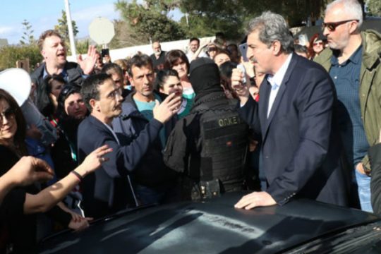Τα είπαν στον δρόμο Πολάκης και εργαζόμενοι στο ΠΑΓΝΗ