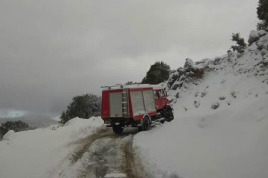 Λασίθι: Διασώθηκαν τεχνικοί που εγκλωβίστηκαν στα χιόνια