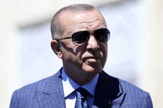 Ποιος… κερδίζει από το μακελειό στη Μανμπίτζ;