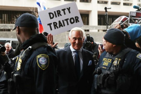 «Αθώος» δηλώνει ο φίλος του Τραμπ στις κατηγορίες για ψευδή κατάθεση
